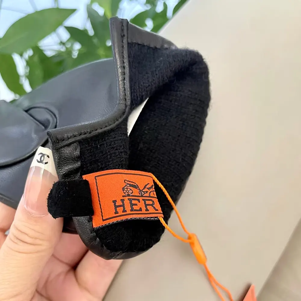Hermes Women Gloves in Lambskin Leather-Black - image 9