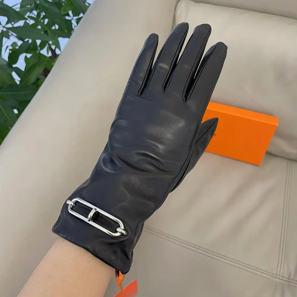 Hermes Women Gloves in Lambskin Leather-Black - image 7