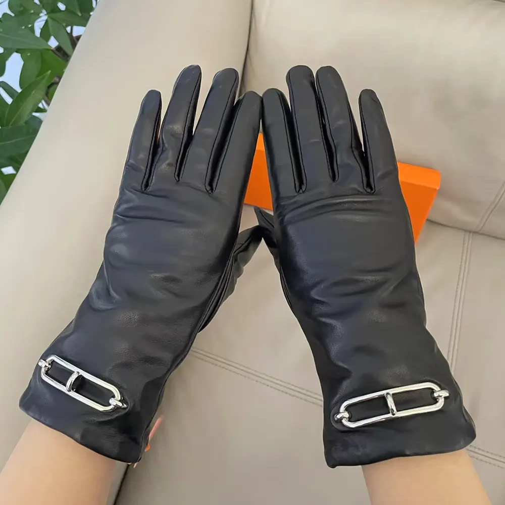 Hermes Women Gloves in Lambskin Leather-Black - image 4