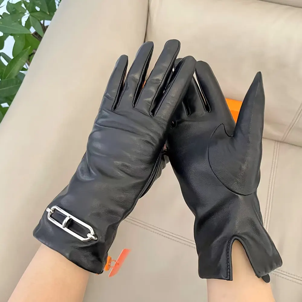 Hermes Women Gloves in Lambskin Leather-Black - image 5