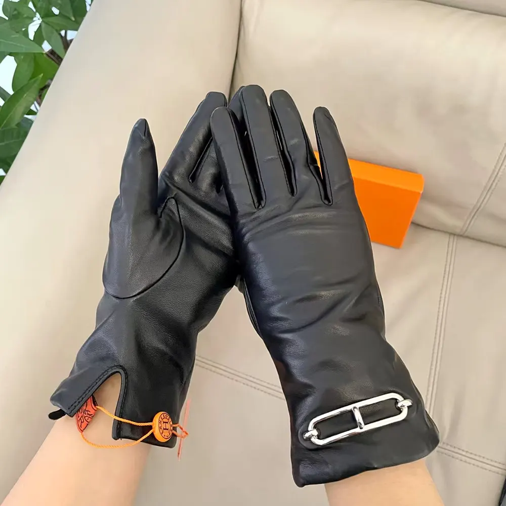 Hermes Women Gloves in Lambskin Leather-Black - image 6