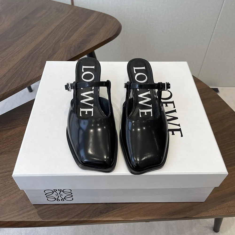 Top view of Loewe Women Onda Mule In Brushed Calfskin-Black highlighting leather texture