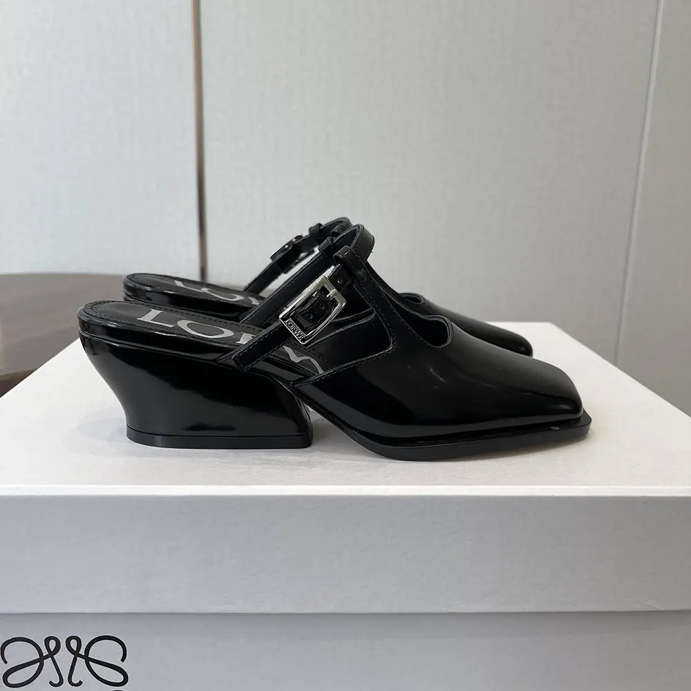 Close-up of signature wave detail on Loewe Women Onda Mule In Brushed Calfskin-Black