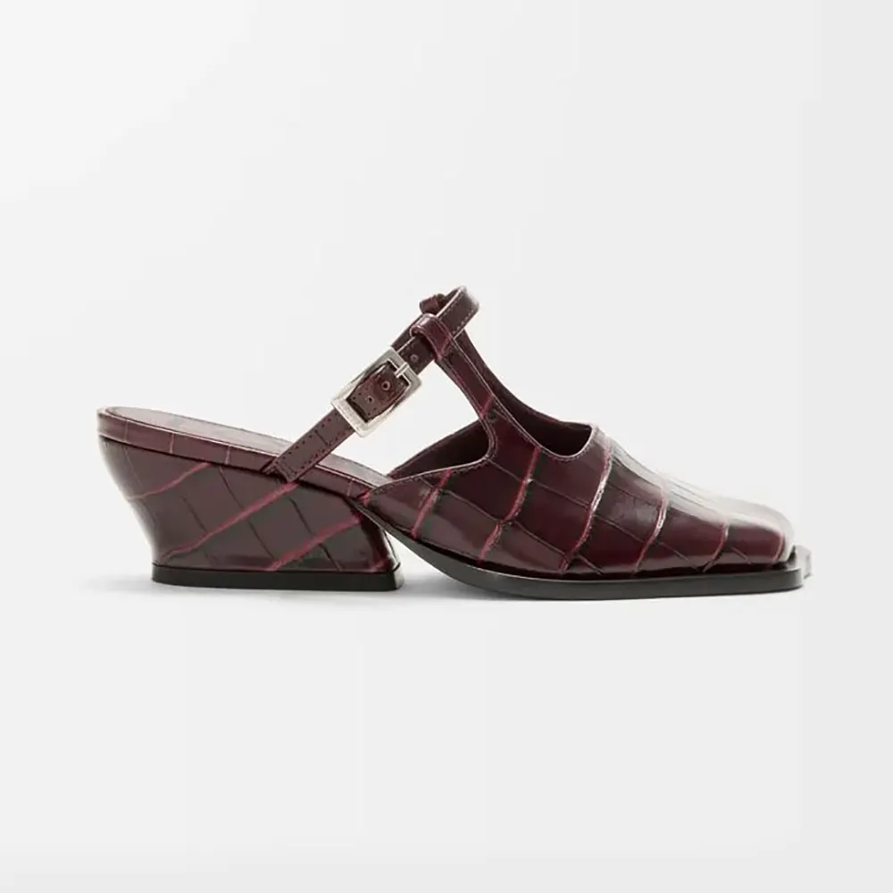 Side view of Loewe Women Onda Mule In Embossed Calfskin in maroon