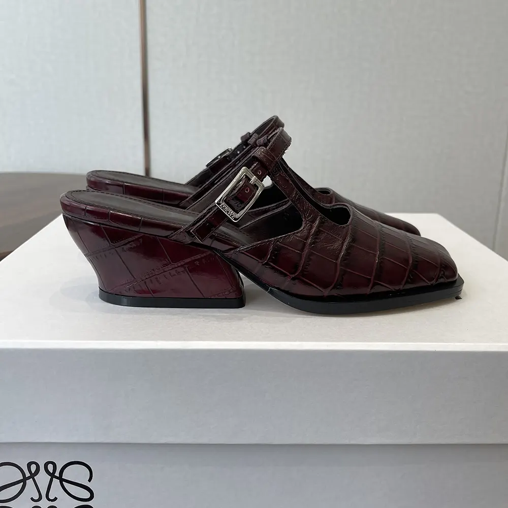 Close-up on embossed calfskin texture of Loewe Women Onda Mule
