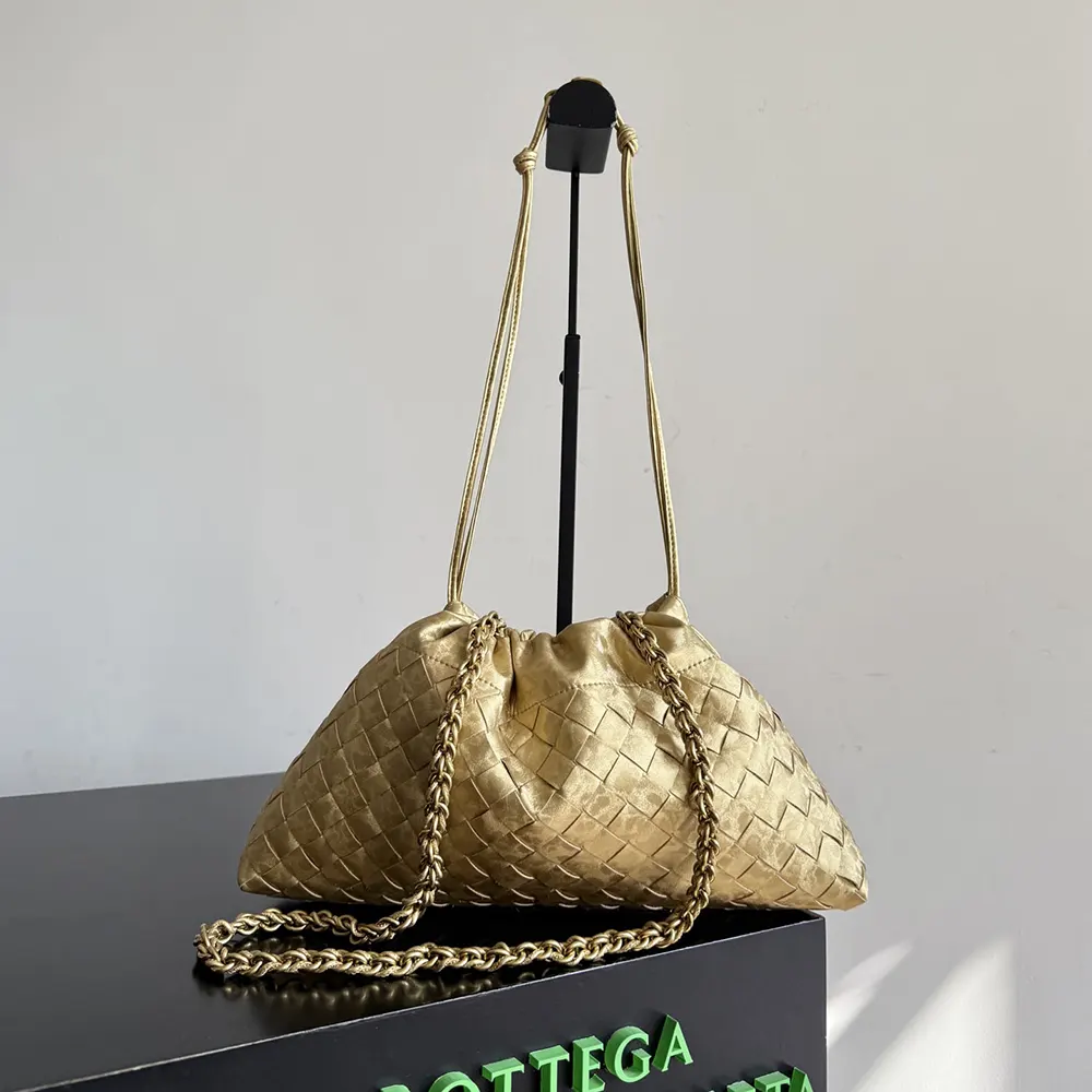 Close-up of gold hardware and magnetic closure on Bottega Veneta Women Dustbag Notte-Gold