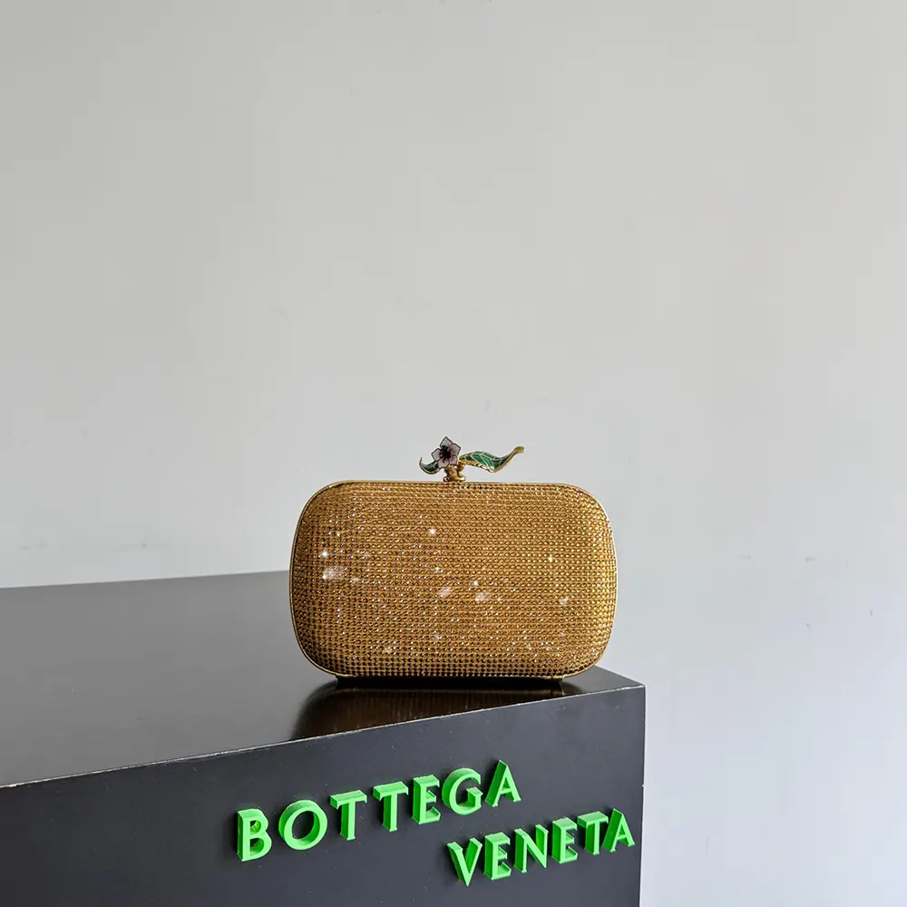 Close-up of intrecciato leather texture on Bottega Veneta Women Knot-Gold