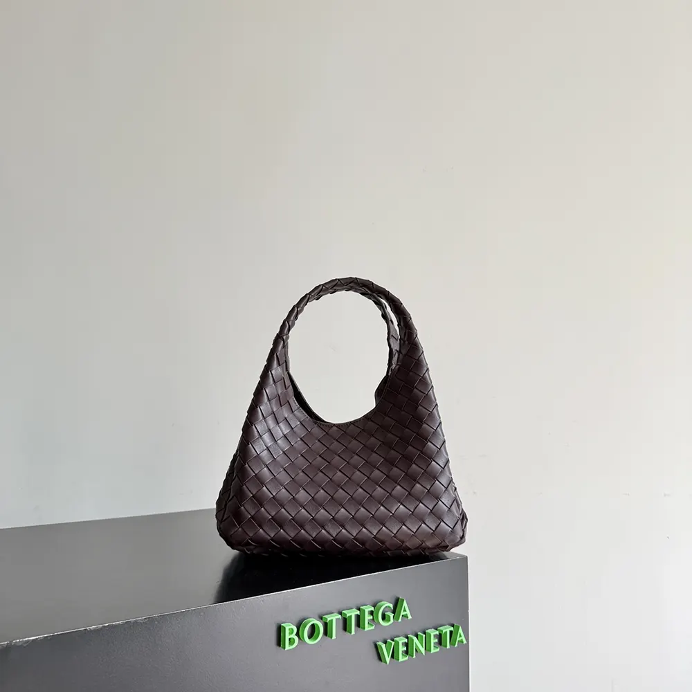 Close-up of intrecciato weave and magnetic closure on Campana-Bordeaux