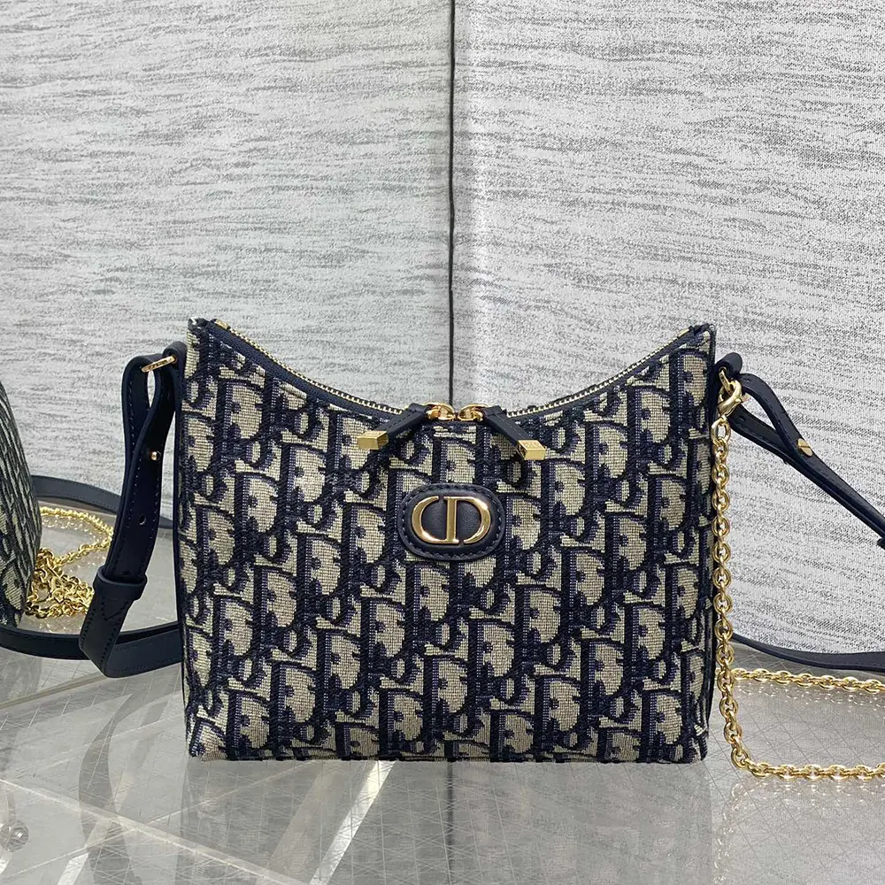 Close-up of gold chain strap and clasp on Dior Women 30 Montaigne Diorling Mini Bag