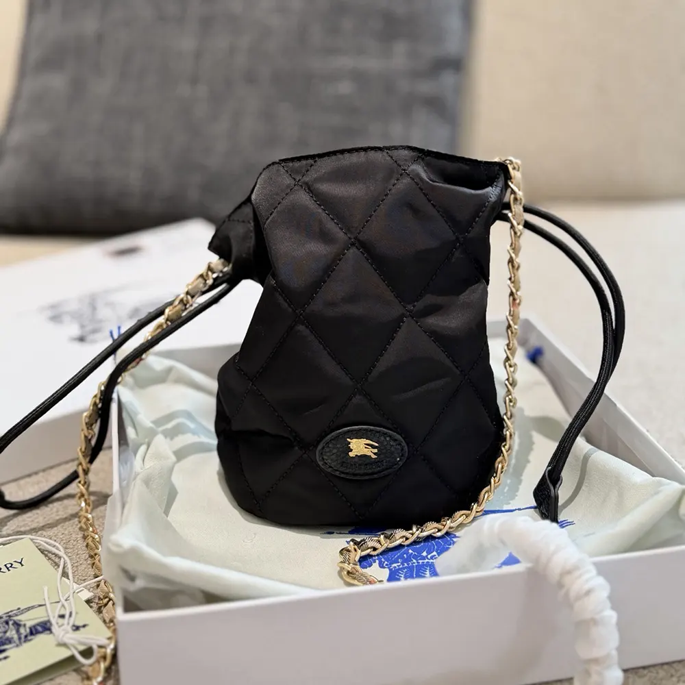 Burberry Women Horseshoe Chain Pouch-Black - image 4