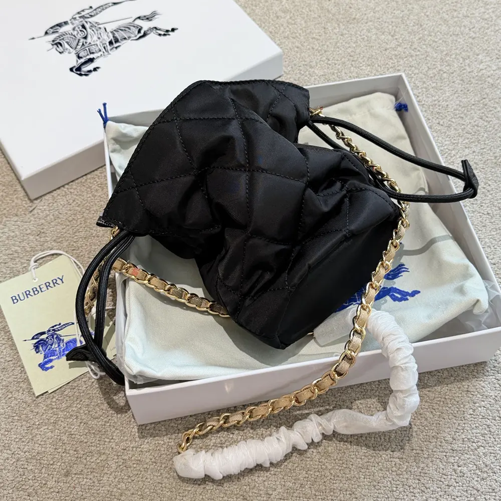 Burberry Women Horseshoe Chain Pouch-Black - image 6