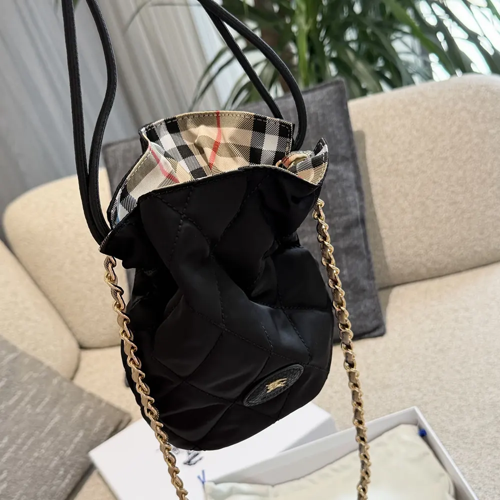Burberry Women Horseshoe Chain Pouch-Black - image 9
