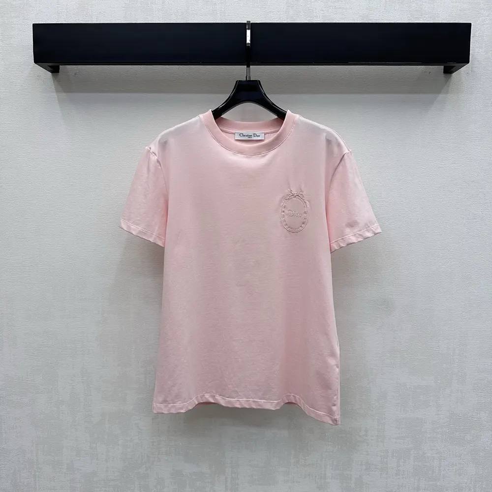 Close-up detail of embroidered Médaillon on Dior Men fitted pink T-shirt