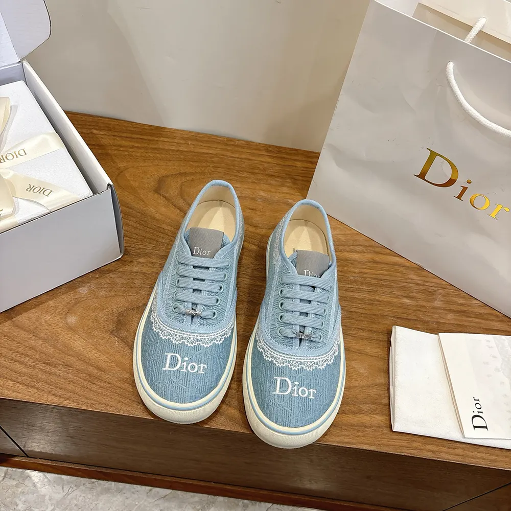 Close-up of white lace and embroidered cotton on Dior Unisex Saltwind Sneaker Bleu Ciel