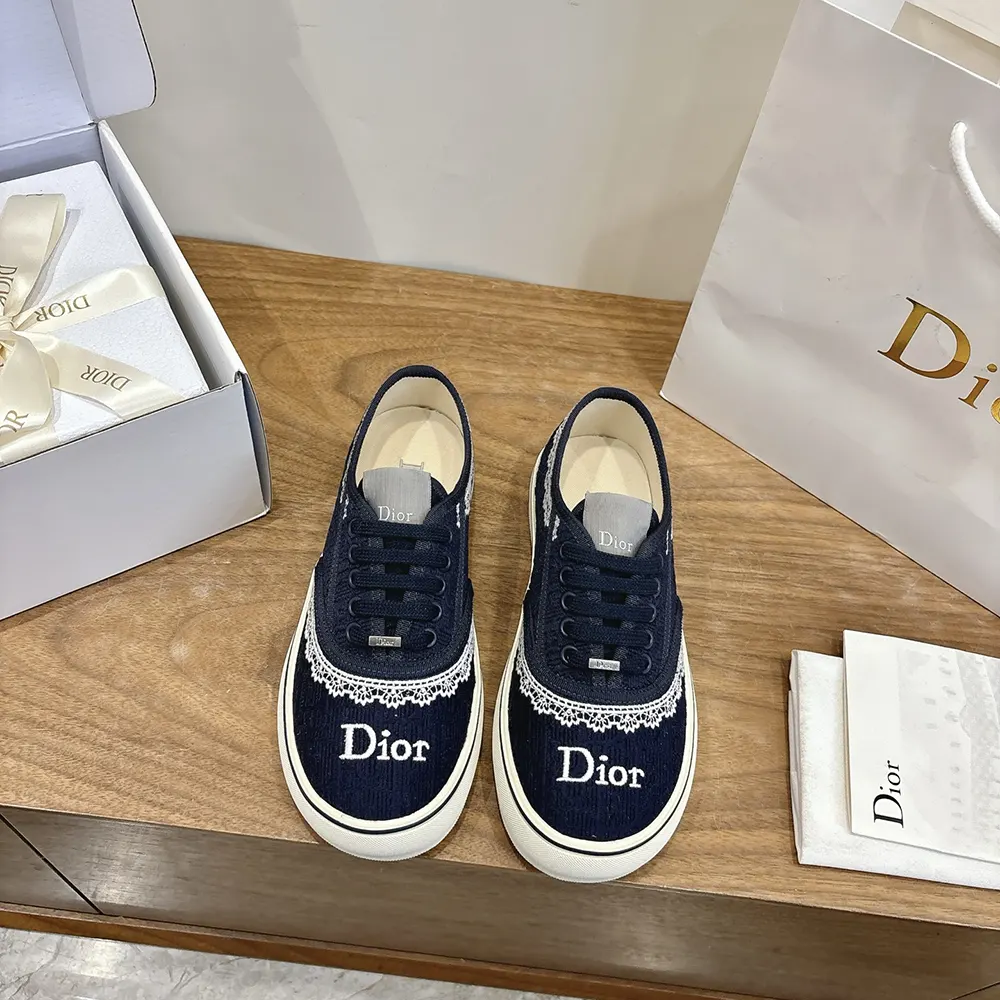 Close-up of white lace detail on Dior Unisex Saltwind Sneaker Blue Dior Oblique