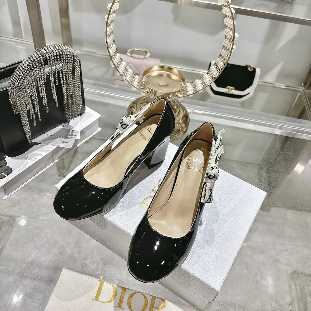 Close-up of Dior logo buckle on Dior Women J’Adior Pump Black Patent Calfskin