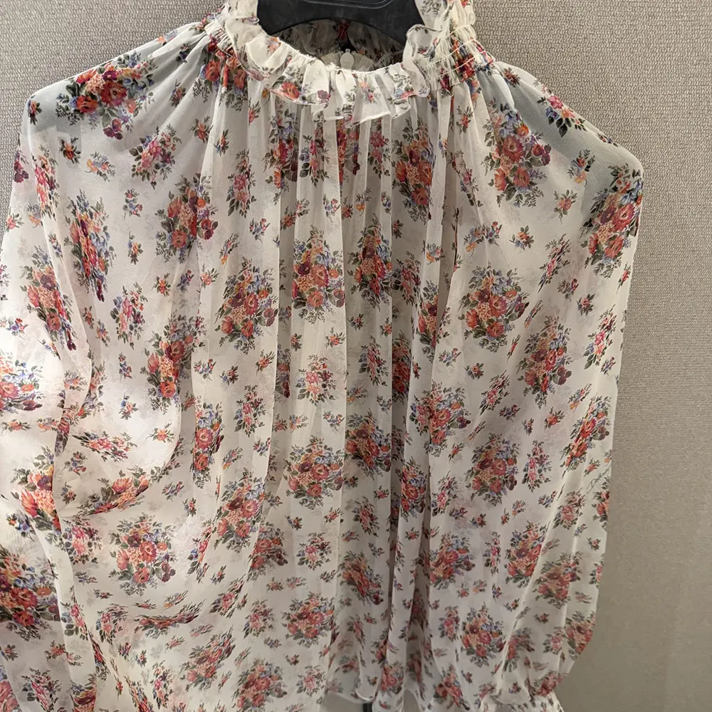 Dolce Gabbana D&G Women Small Flower Bouquets-Print Chiffon Top - image 10