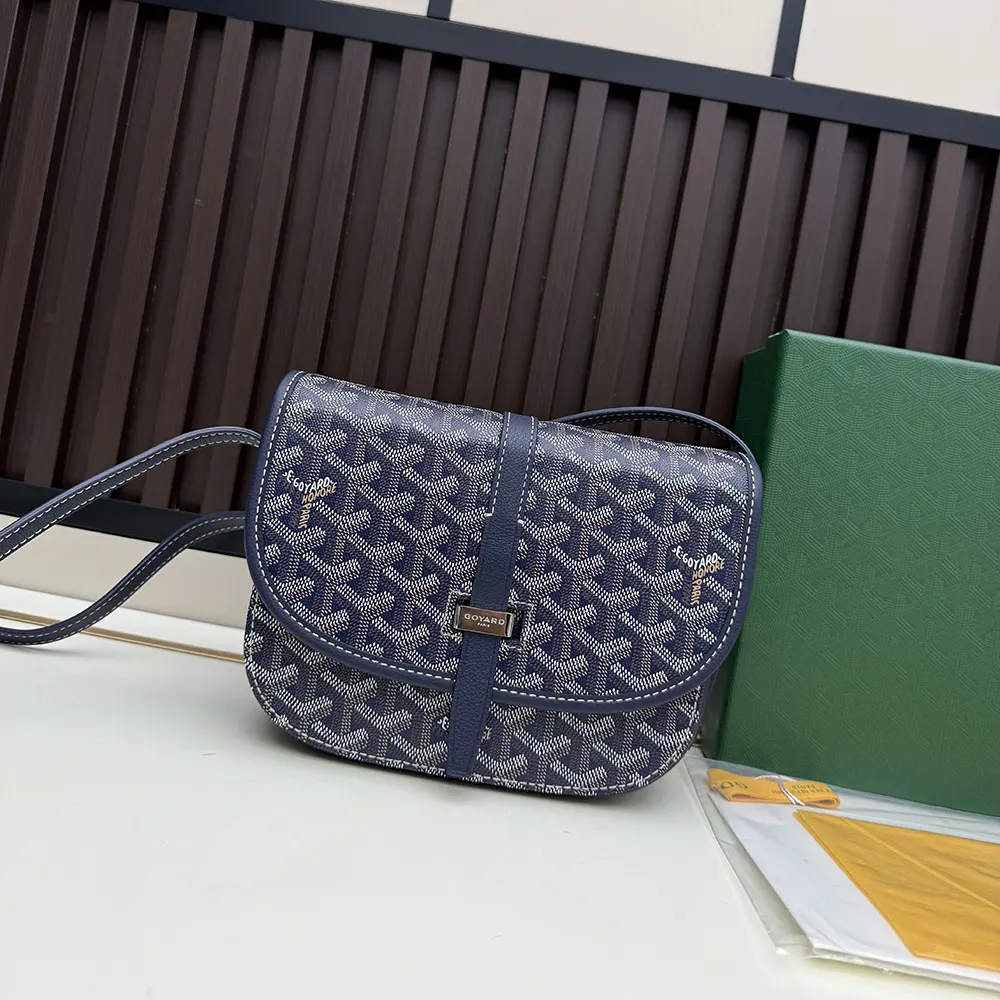 Close-up on zipped closure and gold hardware of Goyard Unisex Belvedere Mm Bag-Navy