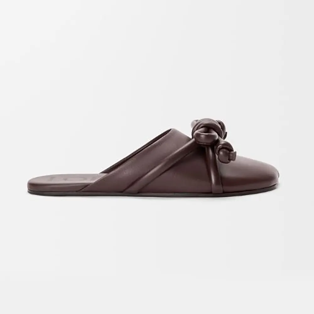 Side angle of Loewe Women Flamenco Knot Mule in Lambskin-Dark Chestnut