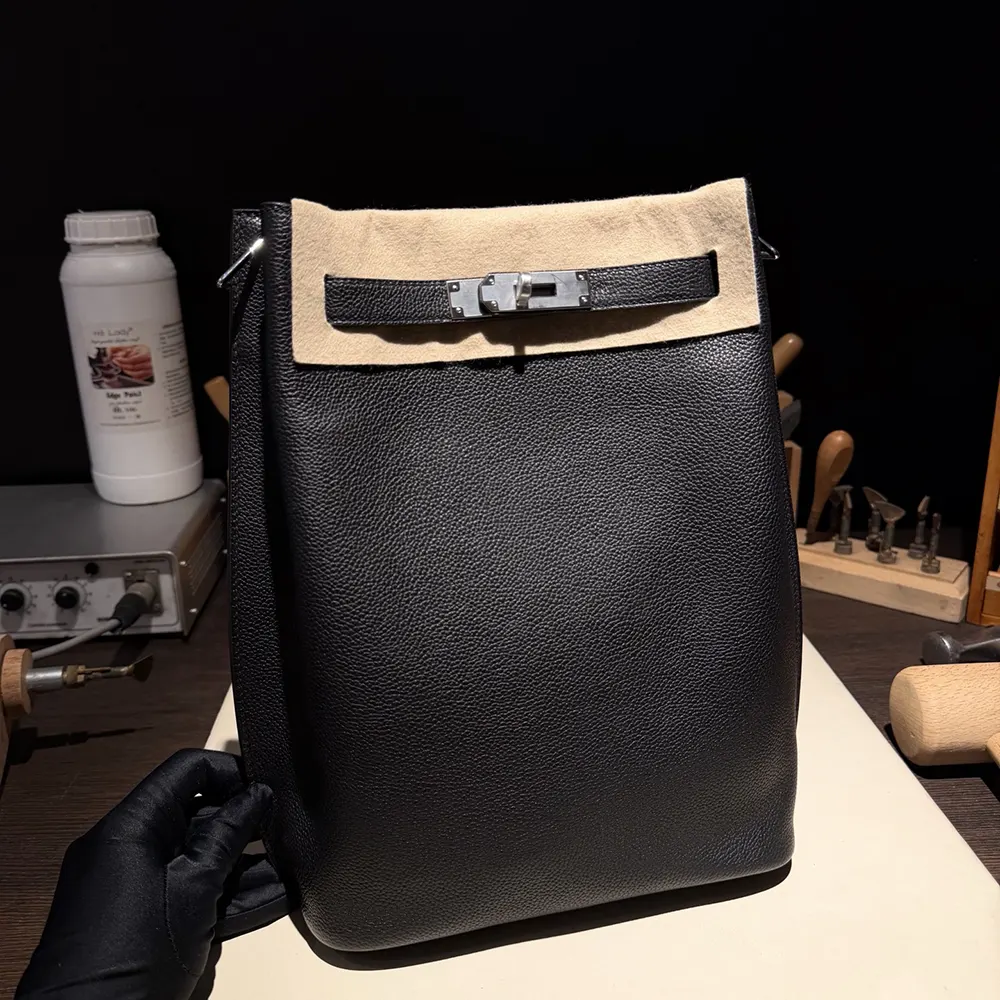 Close-up of palladium hardware on Hermes Unisex Togo So Kelly 22 bag