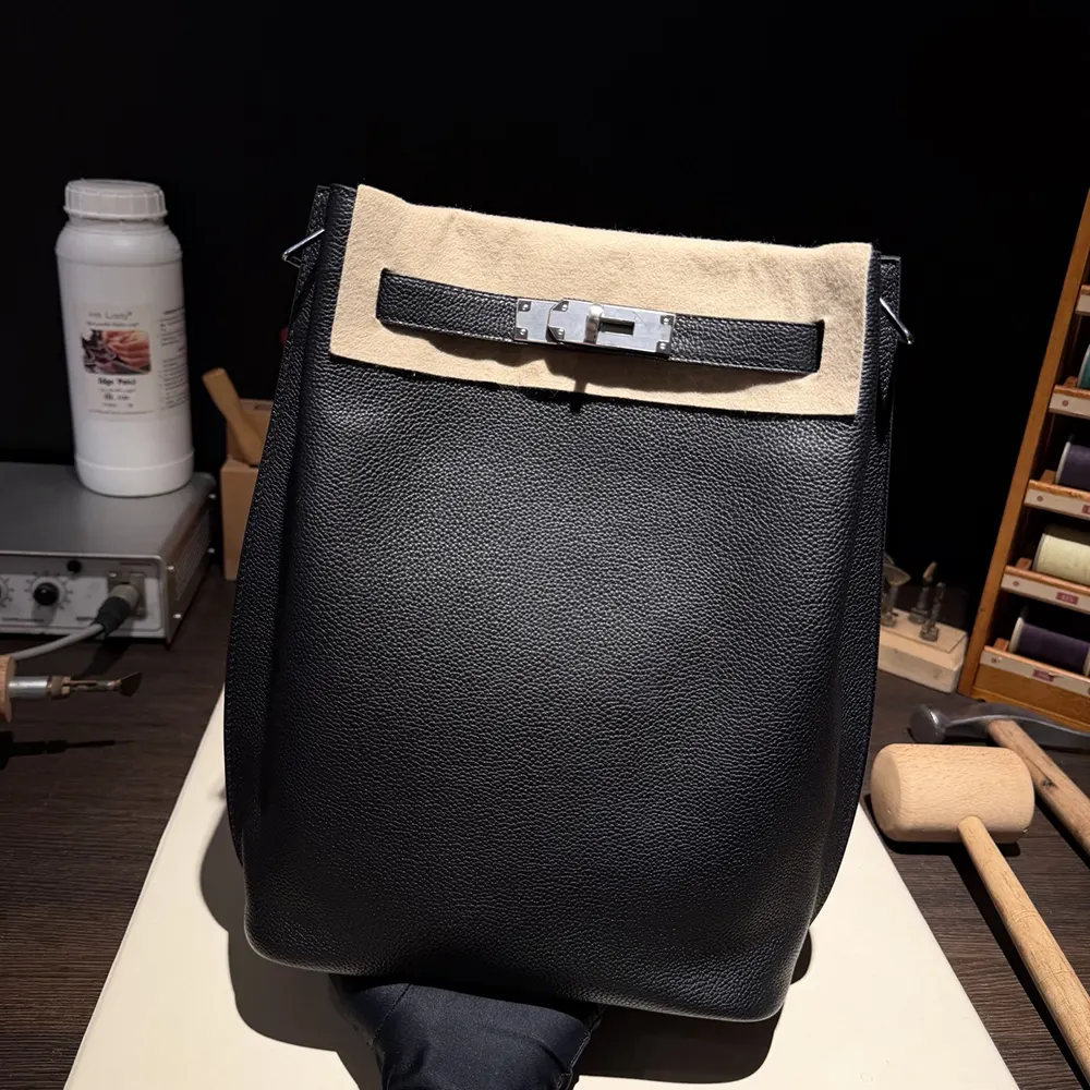 Side profile highlighting black Togo leather texture Hermes Unisex So Kelly 22