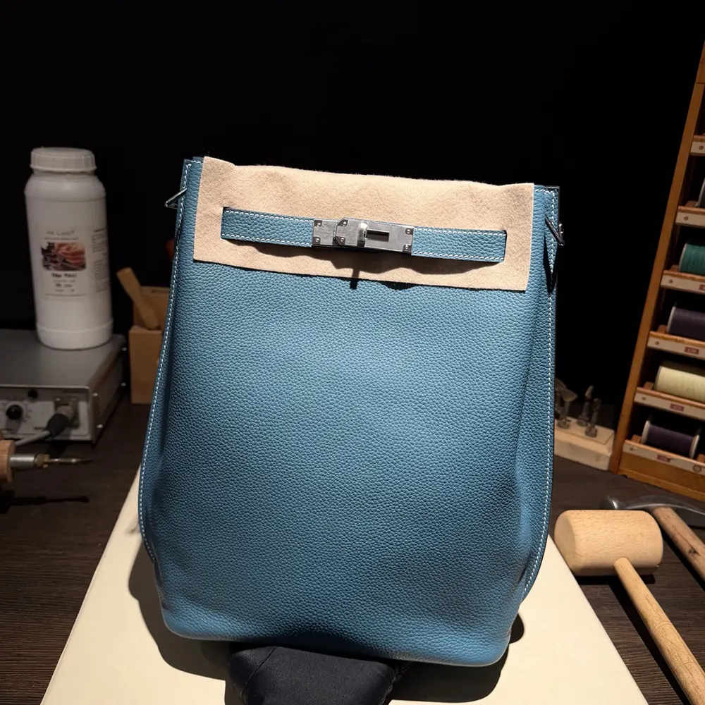 Side angle showcasing structured silhouette of Hermes Unisex Togo So Kelly 22
