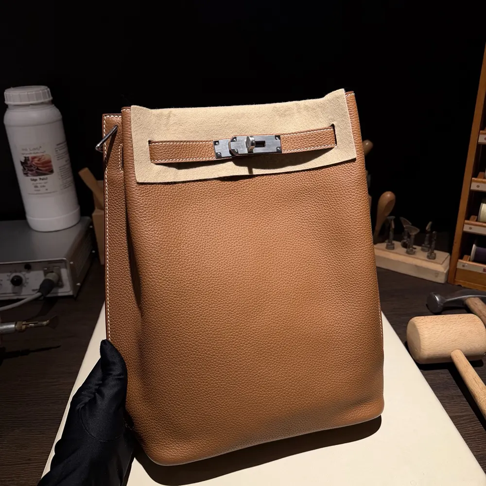 Close-up of palladium hardware on Hermes Unisex Togo So Kelly 22