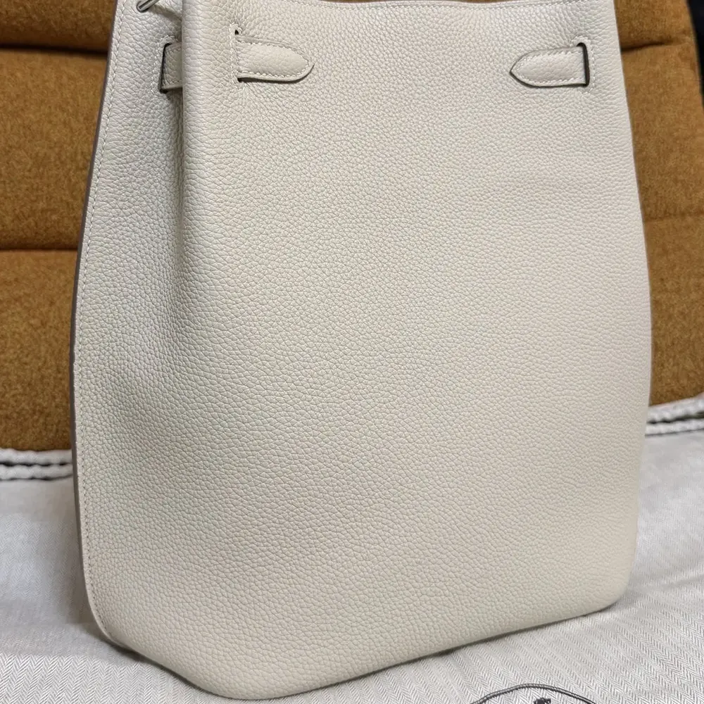 Side angle showing texture of white Togo leather on Hermes Unisex Kelly 22