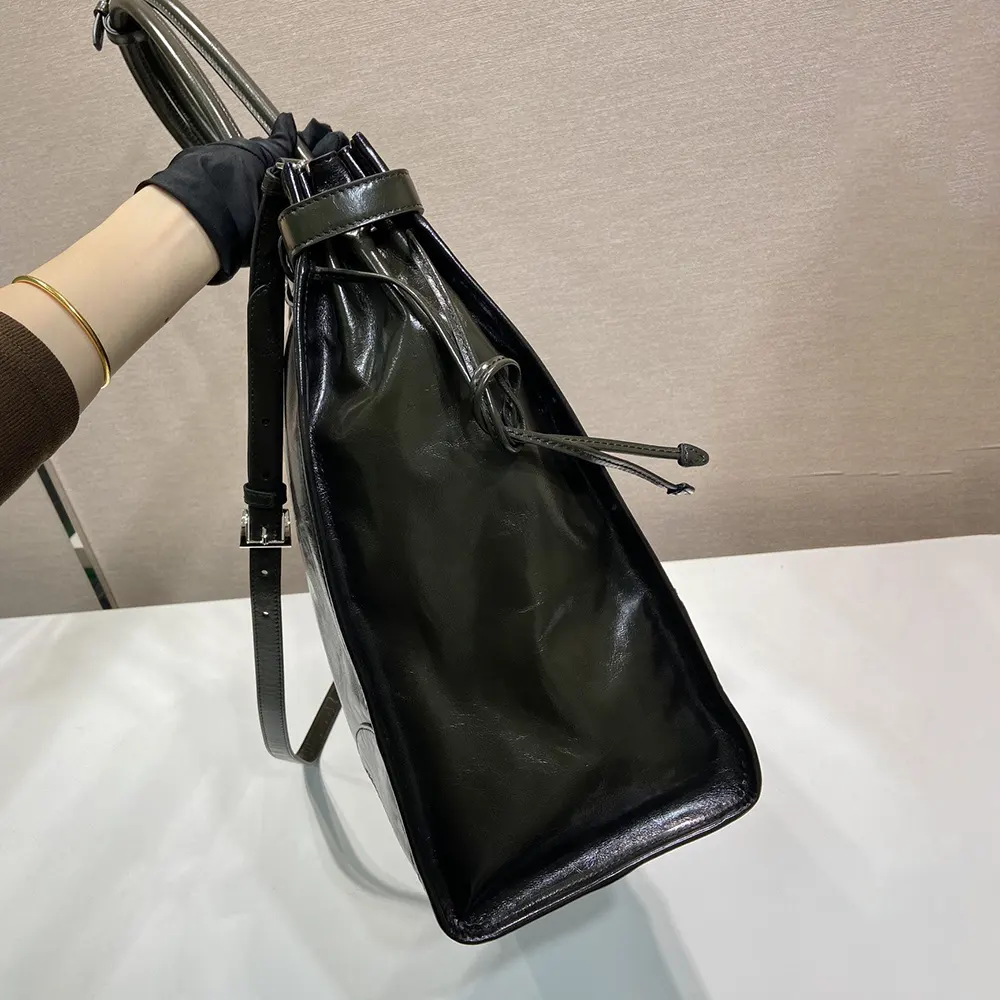 Prada Unisex Bonnie Leather Tote Bag - image 15