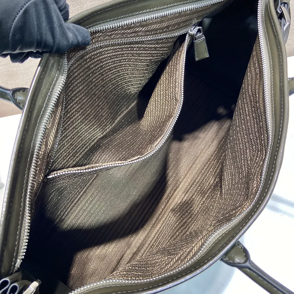 Prada Unisex Bonnie Leather Tote Bag - image 19