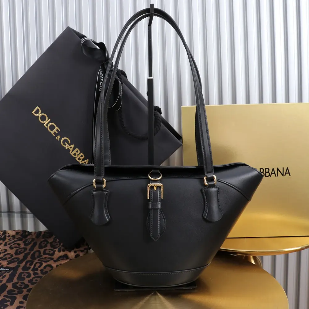 Close-up of gold-tone hardware on Dolce Gabbana D&G Women Capri Crow’S Nest-Black