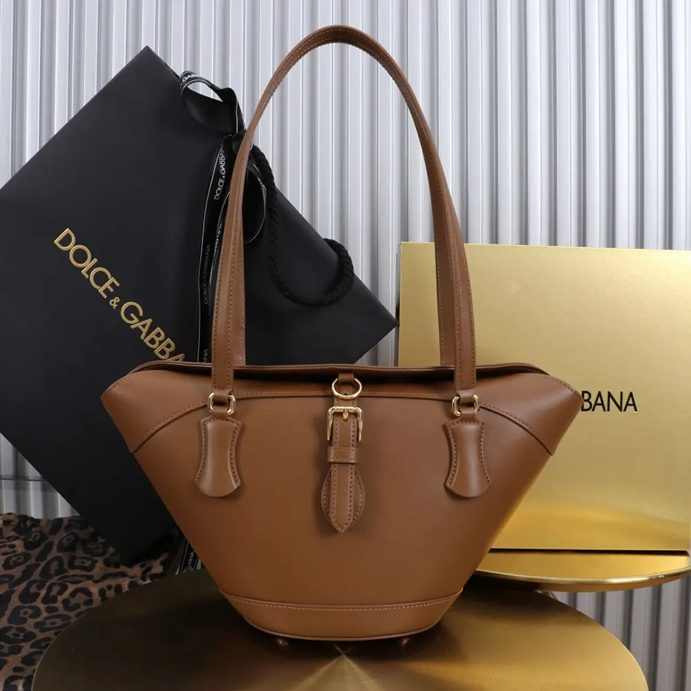 Close-up of gold-tone D&G logo hardware on Capri Crow’S Nest-Brown bag