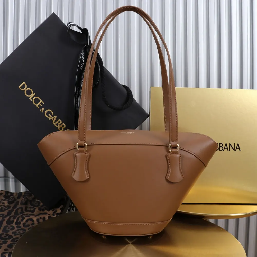 Side angle showing smooth brown leather texture on Capri Crow’S Nest-Brown bag