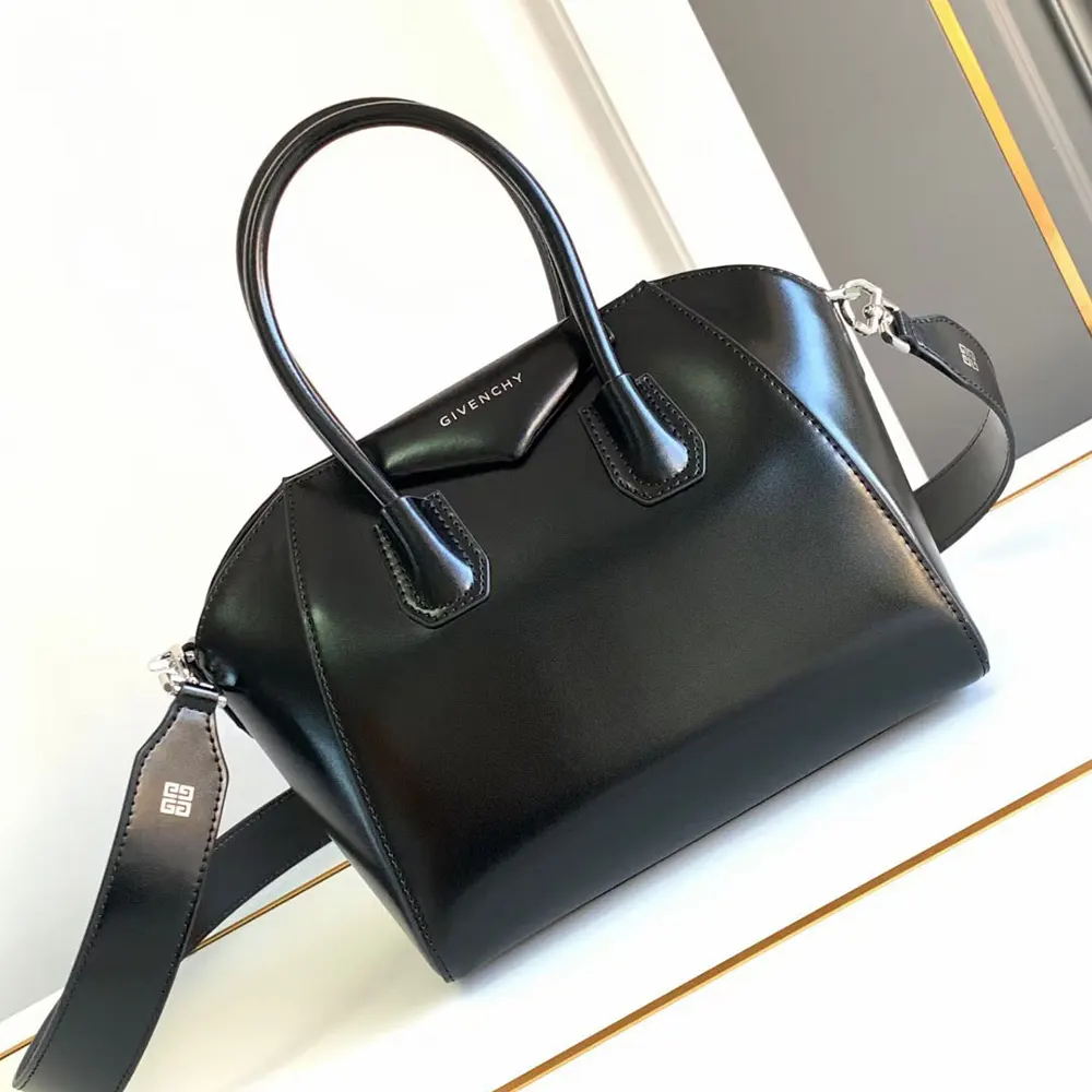 Close-up of Givenchy Women Mini Antigona Bag’s signature zipped closure