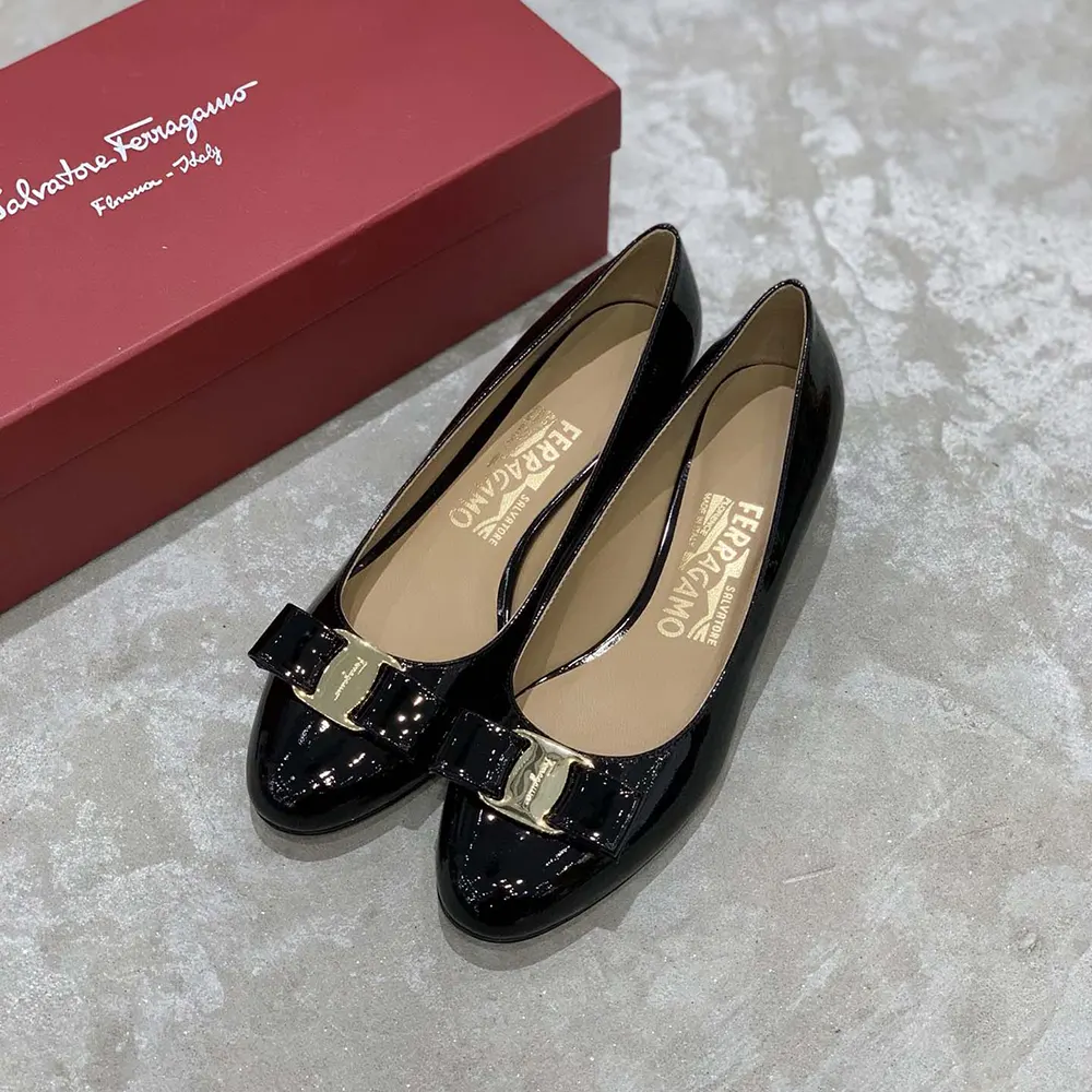 Close-up of grosgrain bow and gold logo on Salvatore Ferragamo Women Vara Pump-Black