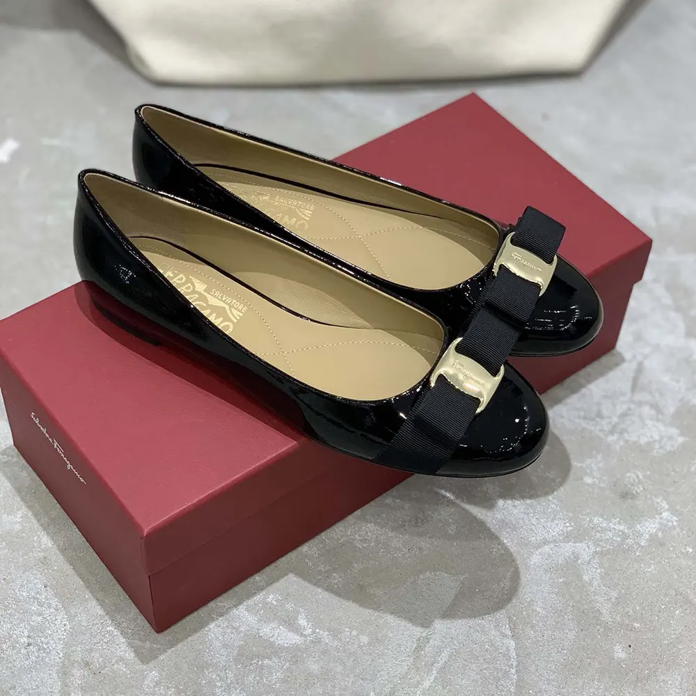 Top-down shot of Salvatore Ferragamo Women Varina Ballet Flat-Black with round toe