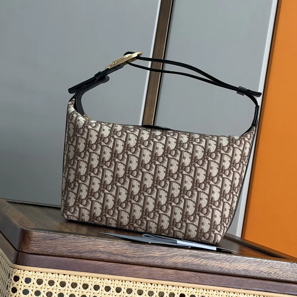Close-up on silver-tone hardware and zipper of Dior Men Jett Pouch