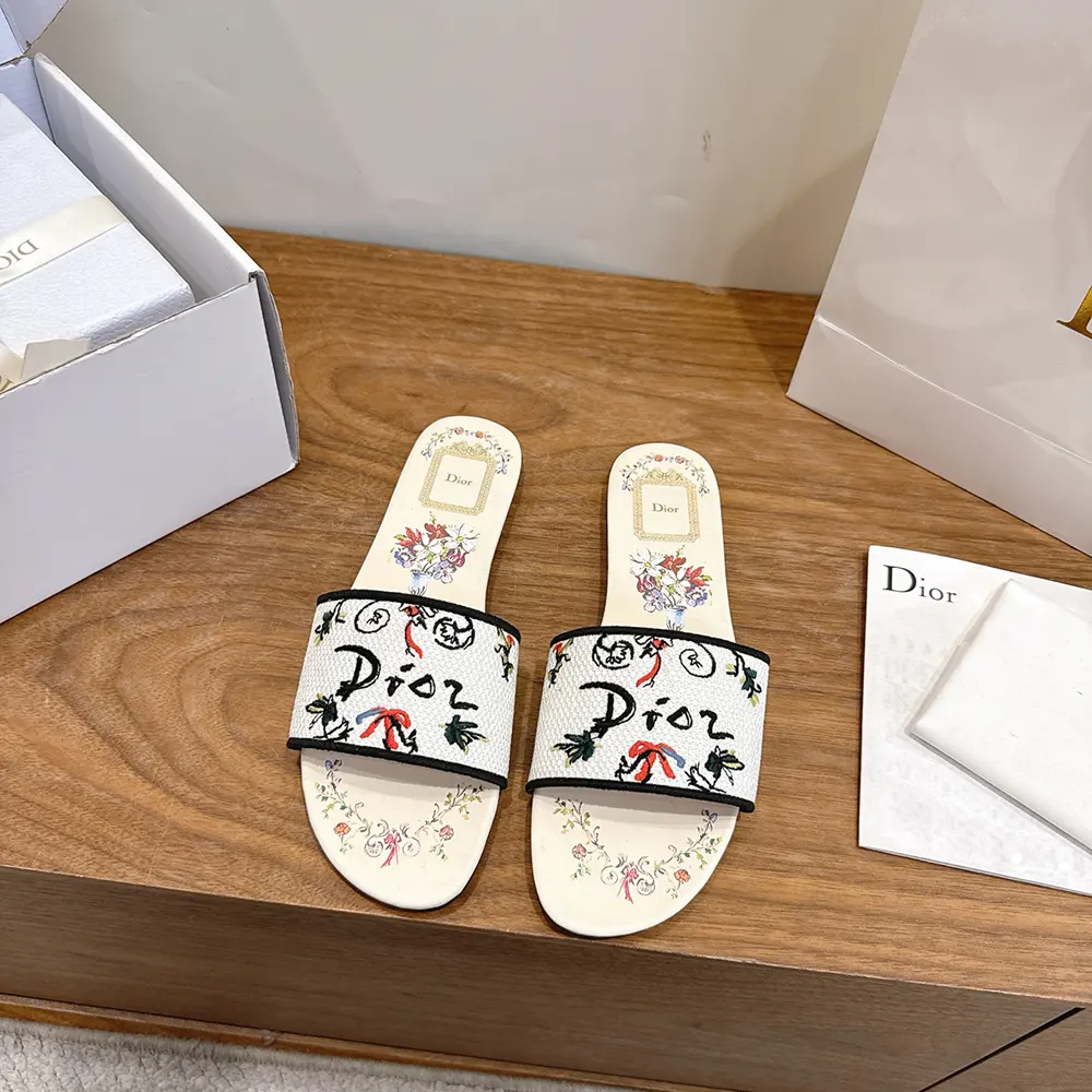 Close-up of multicolor Dior Arabesque motif on Dioriviera Dway Slide