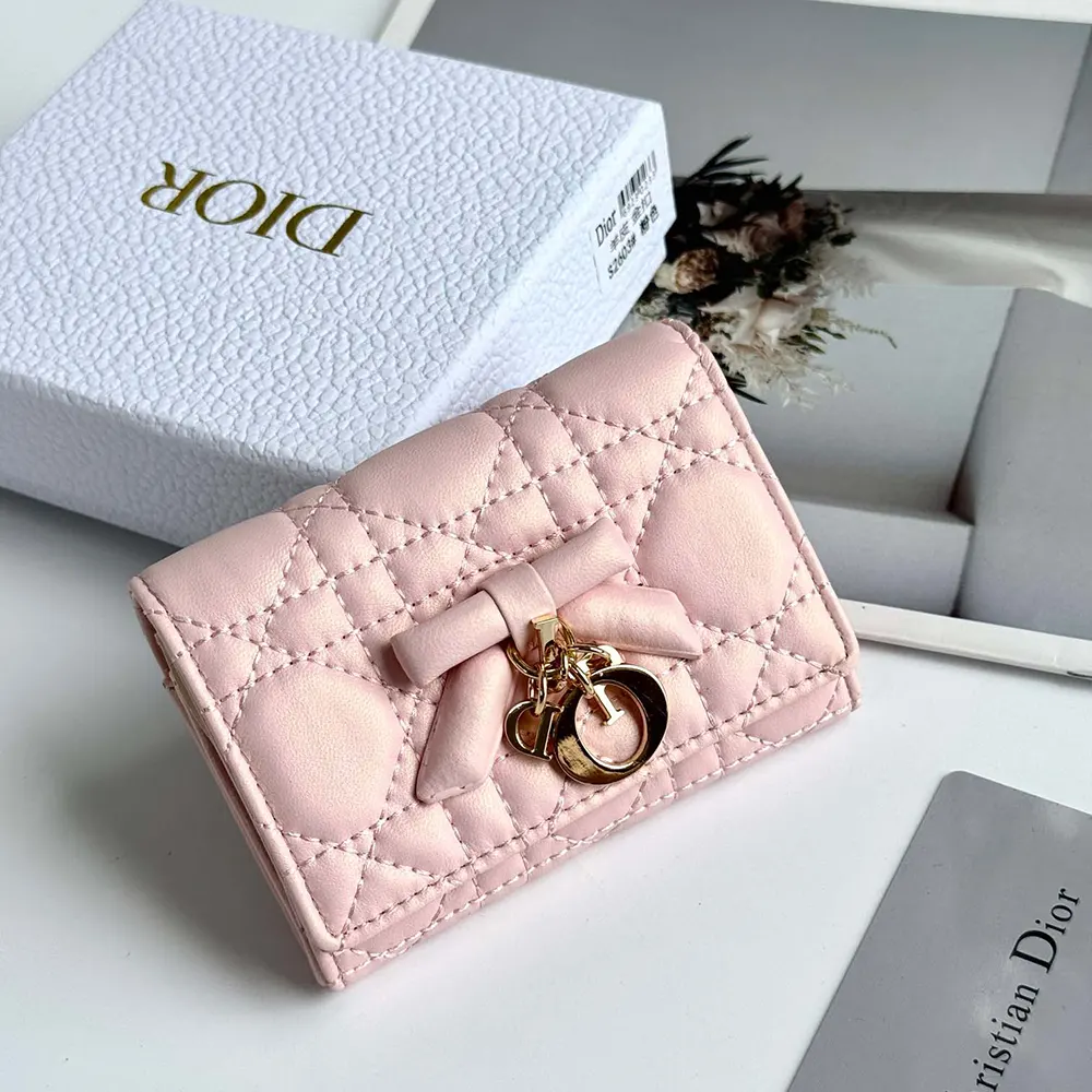 Close-up detail of Cannage quilting on Lady Dior Glycine Wallet in pink