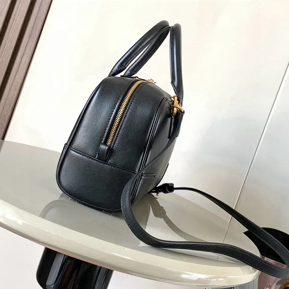 Loewe Unisex Amazona 23 Bag in Nappa Calfskin-Black - image 4