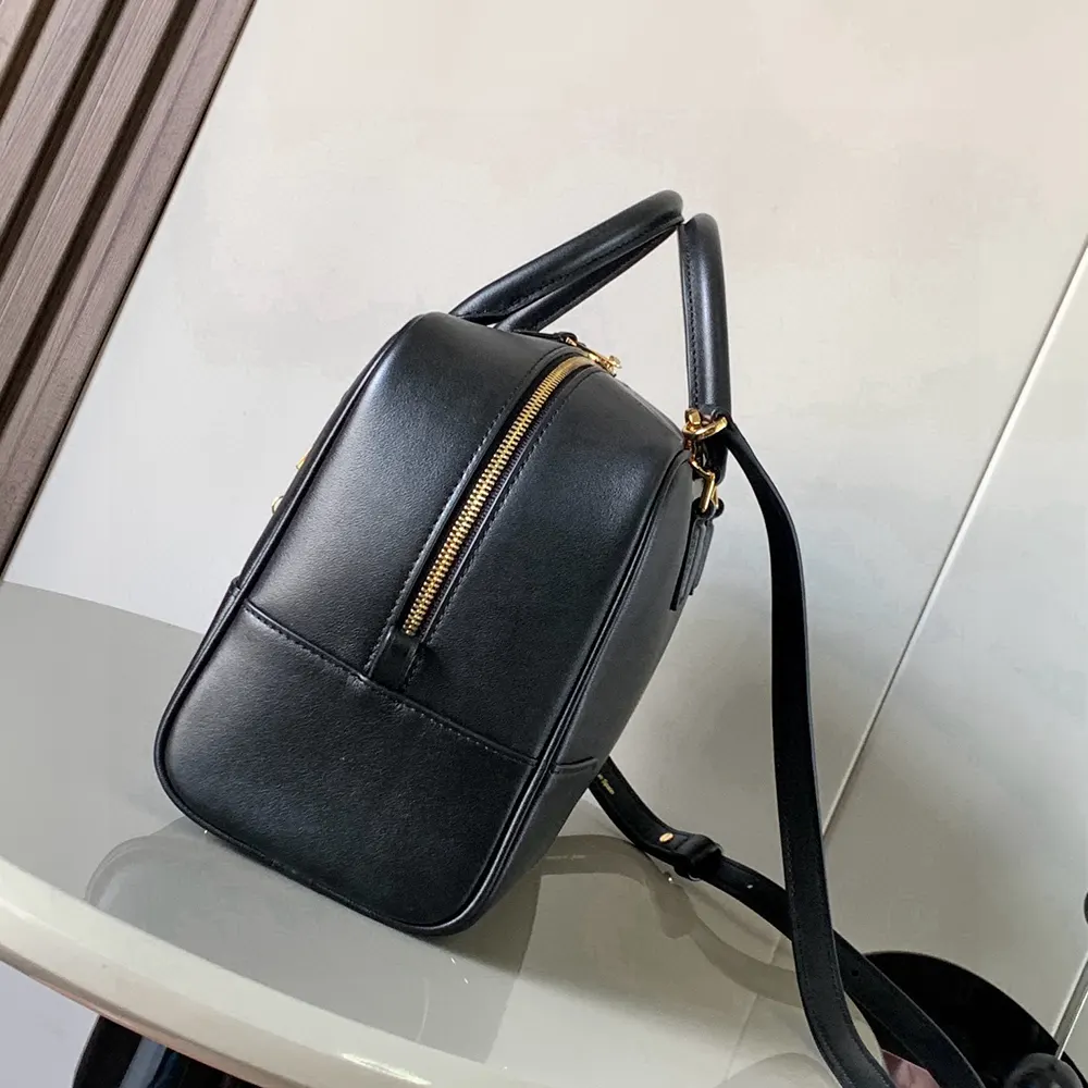Loewe Unisex Amazona 28 Bag in Nappa Calfskin-Black - image 4