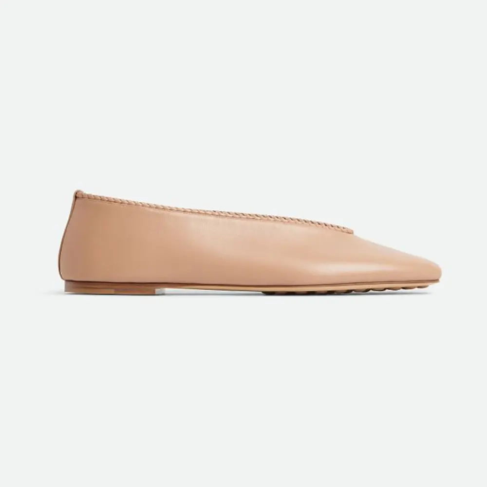 Side profile of Bottega Veneta Women Rosa Ballerina-Cipria sandy leather shoe