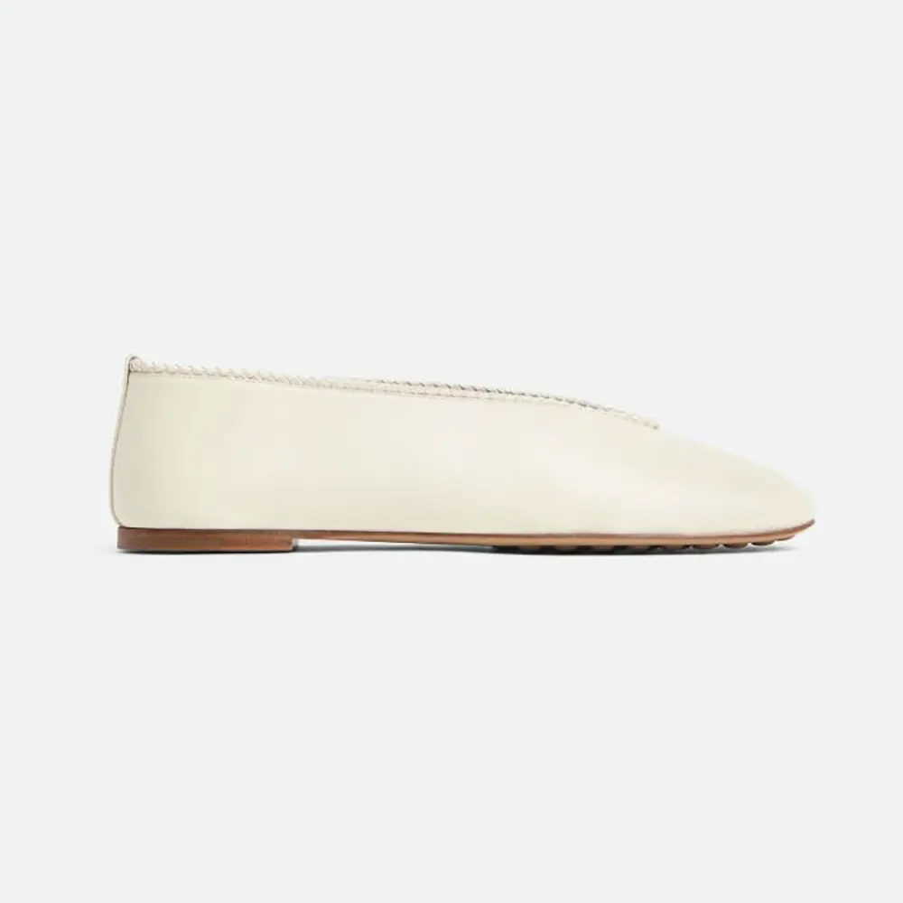 Side view of Bottega Veneta Women Rosa Ballerina-Sea Salt in sea salt white