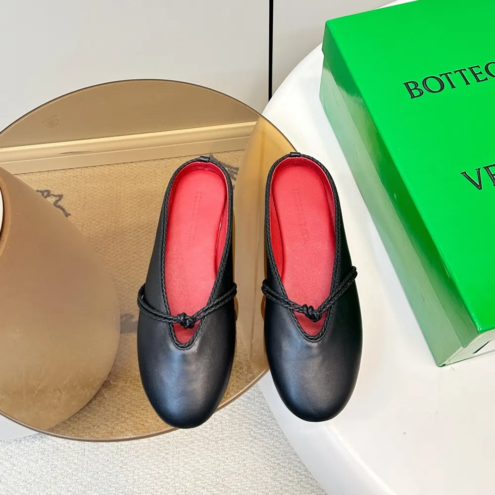 Close-up detail of woven leather on Bottega Veneta Women Rosa Mary-Jane Ballerina-Black