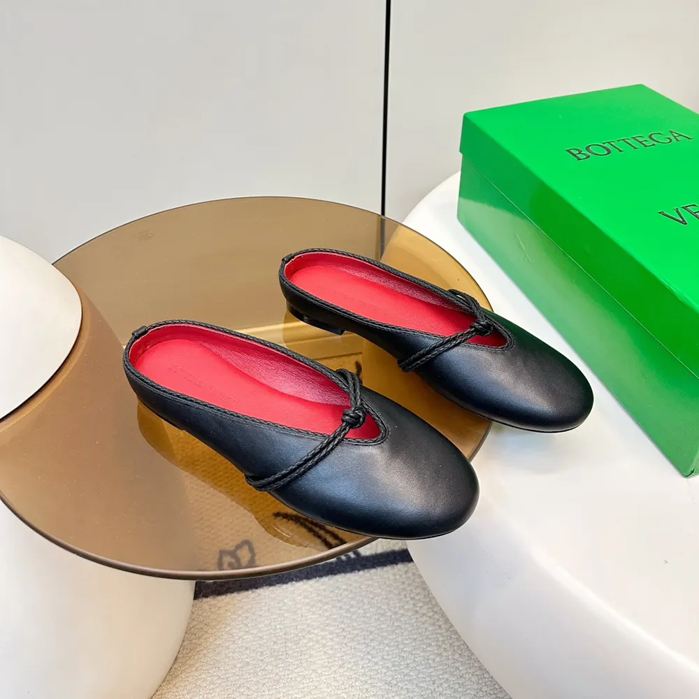 Top-down shot showing buckle and rounded toe of Bottega Veneta Women Rosa Mary-Jane Ballerina-Black