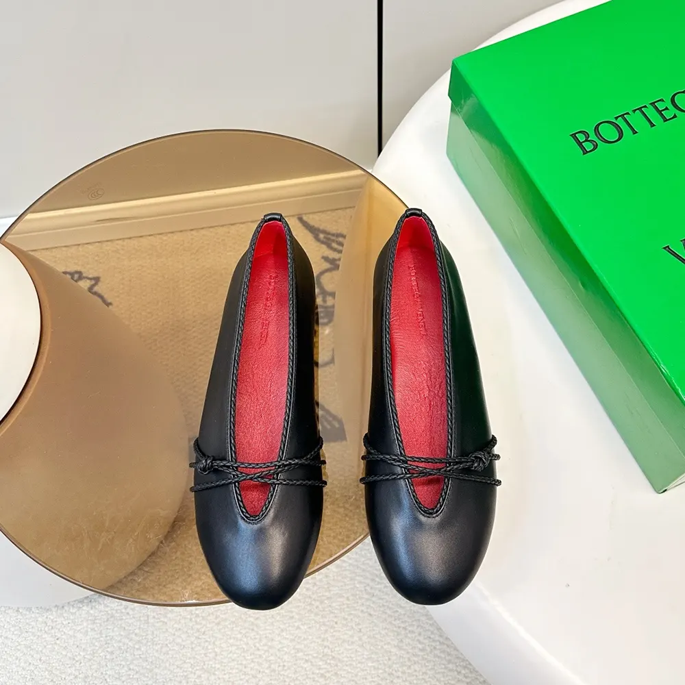 Close-up of intrecciato detail on Bottega Veneta Women Rosa Mary-Jane Ballerina-Black