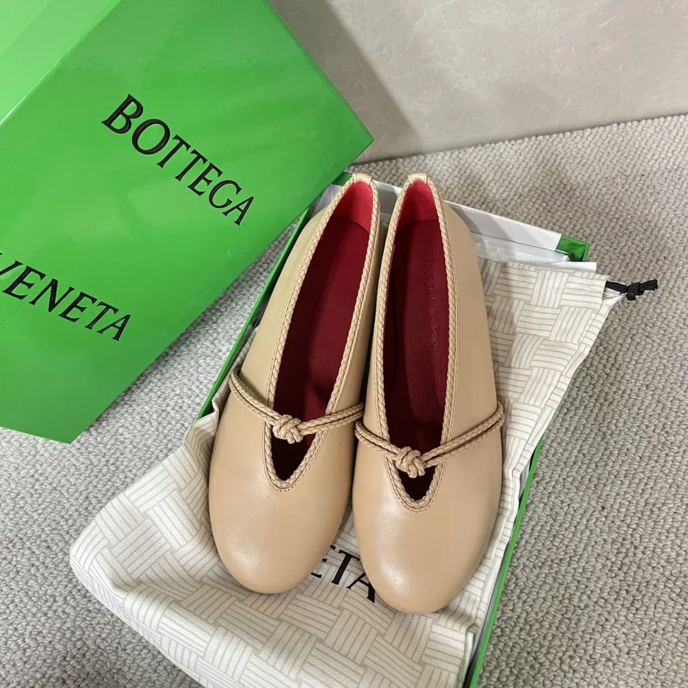 Close-up of woven leather detail on Bottega Veneta Women Rosa Mary-Jane Ballerina-Cipria