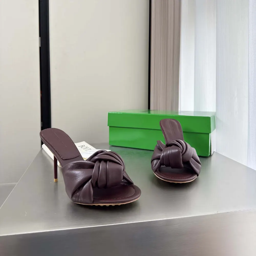 Close-up on intrecciato woven detail of Bottega Veneta Cherry Mule