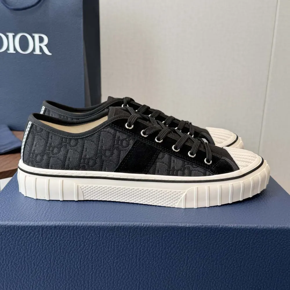Close-up of Dior Oblique jacquard and black suede calfskin details