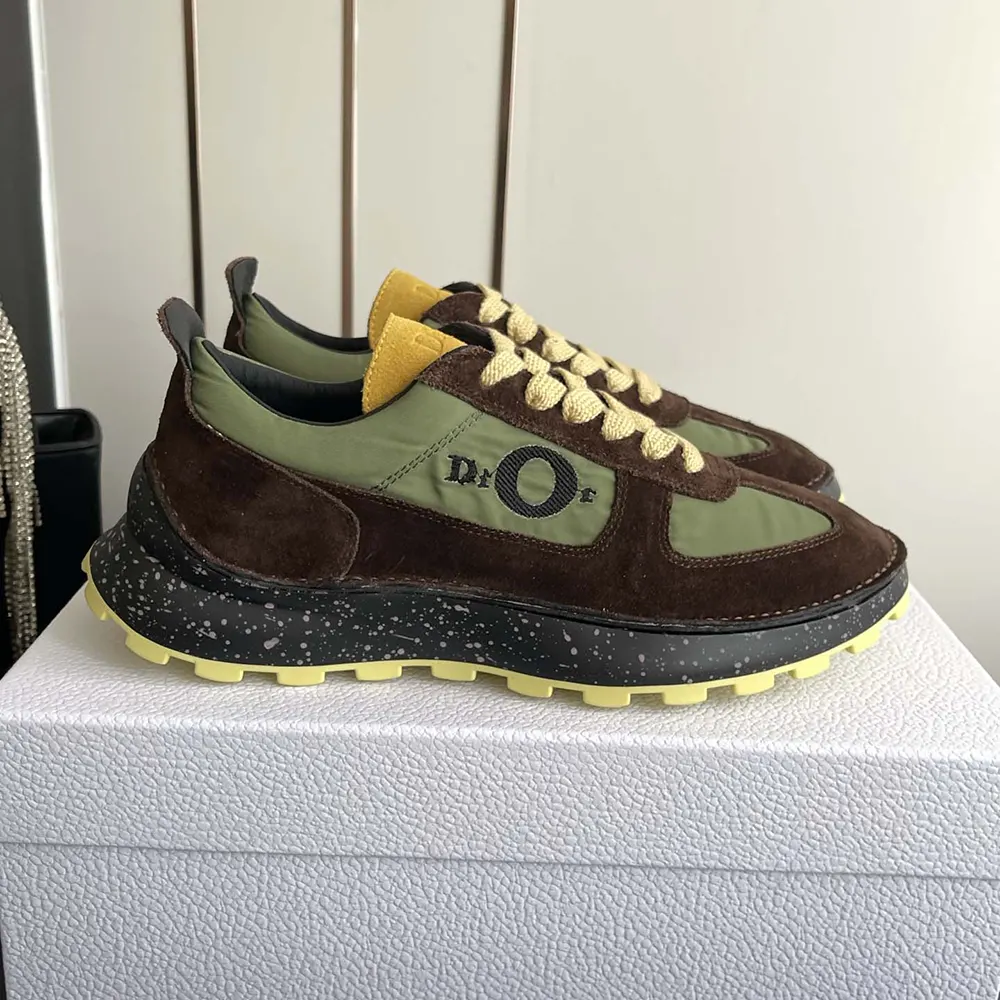 Close-up on embossed Dior logo on heel of Squash Sneaker